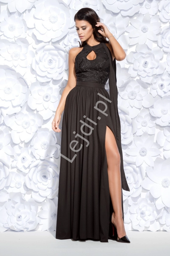 Czarna długa wieczorowa suknia z rozcięciem ukazującym nogę i łezką na dekolcie 2124-06