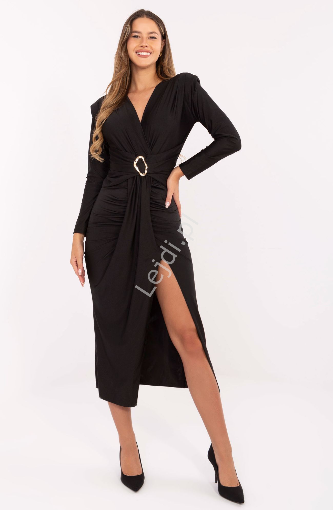 Czarna elegancka wiskozowa suknia z broszką Every Dance Move przy dekolcie 21625