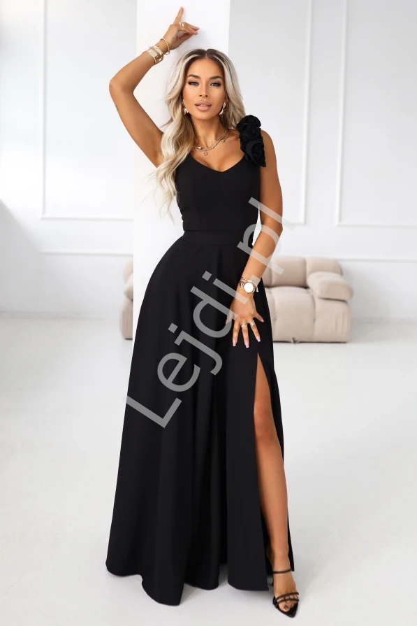 Czarna klasyczna sukienka maxi wieczorowa z różą na ramieniu o kroju litery A