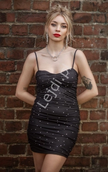 Czarna klubowa sukienka z kryształkami seksownie podkreślająca sylwetkę