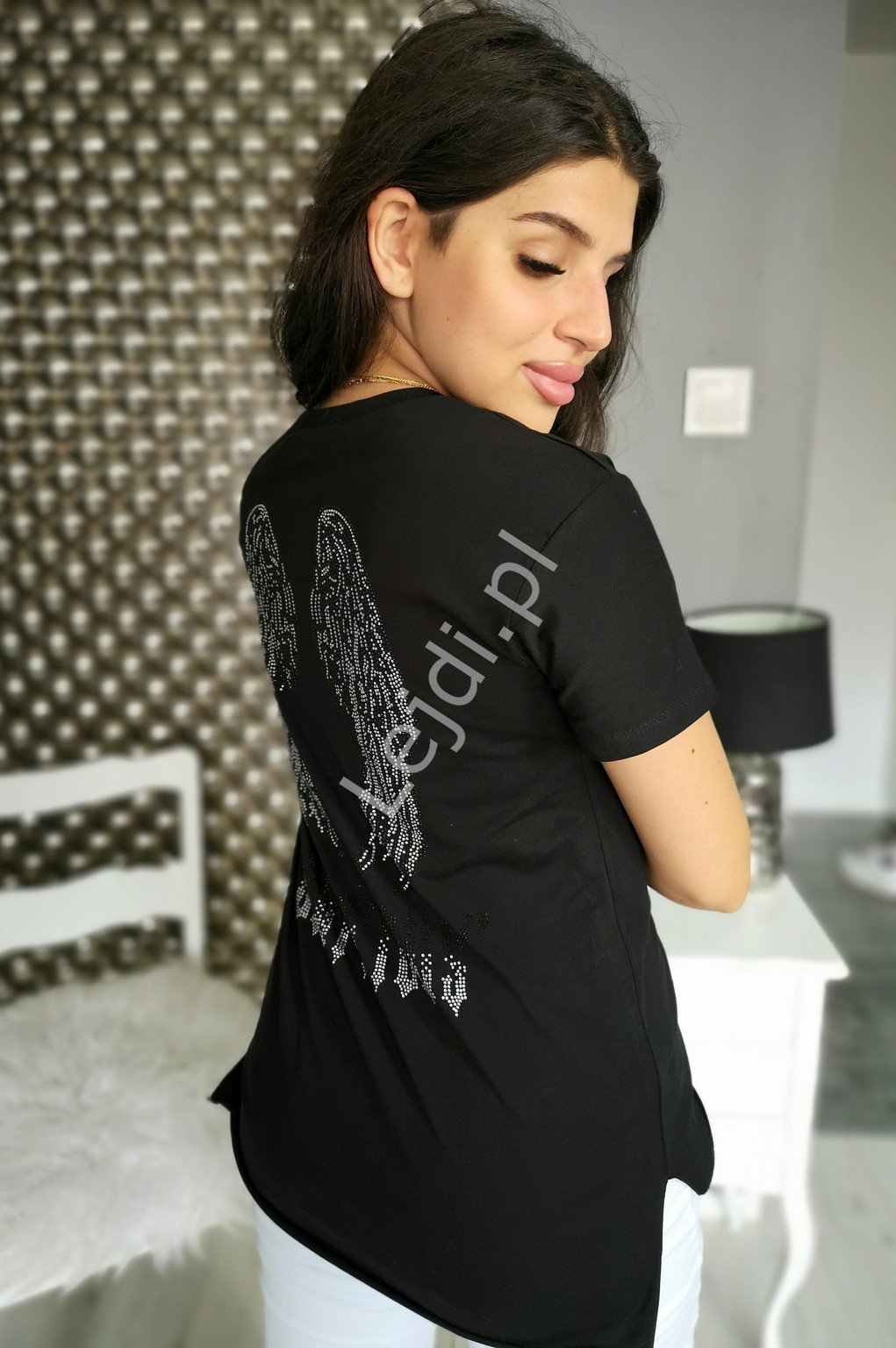 Czarna koszulka damska leviticus z skrzydłami kryształkowymi na plecach