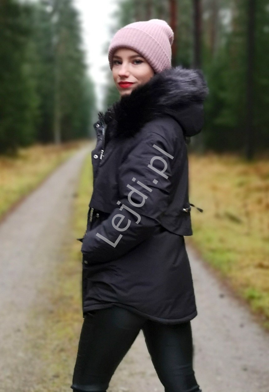 Czarna kurtka damska z kapturem z sztucznym futerkiem 