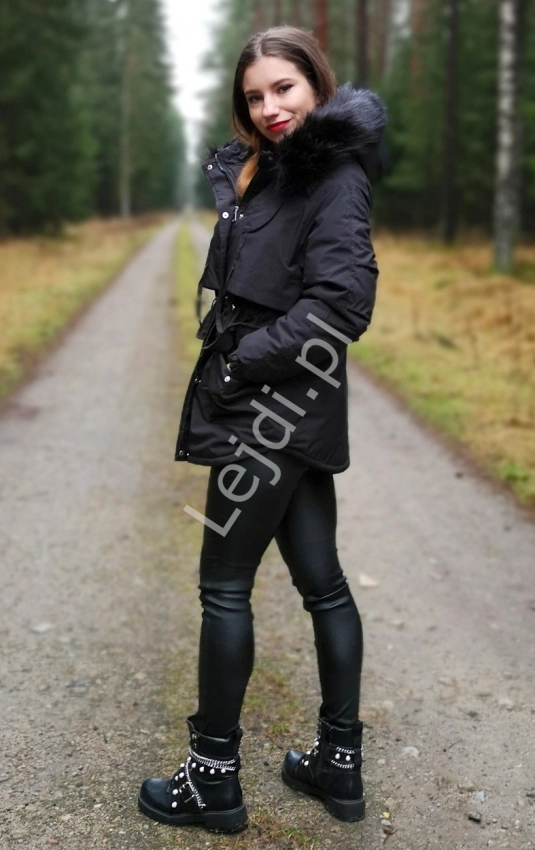 Czarna kurtka damska z kapturem z sztucznym futerkiem 