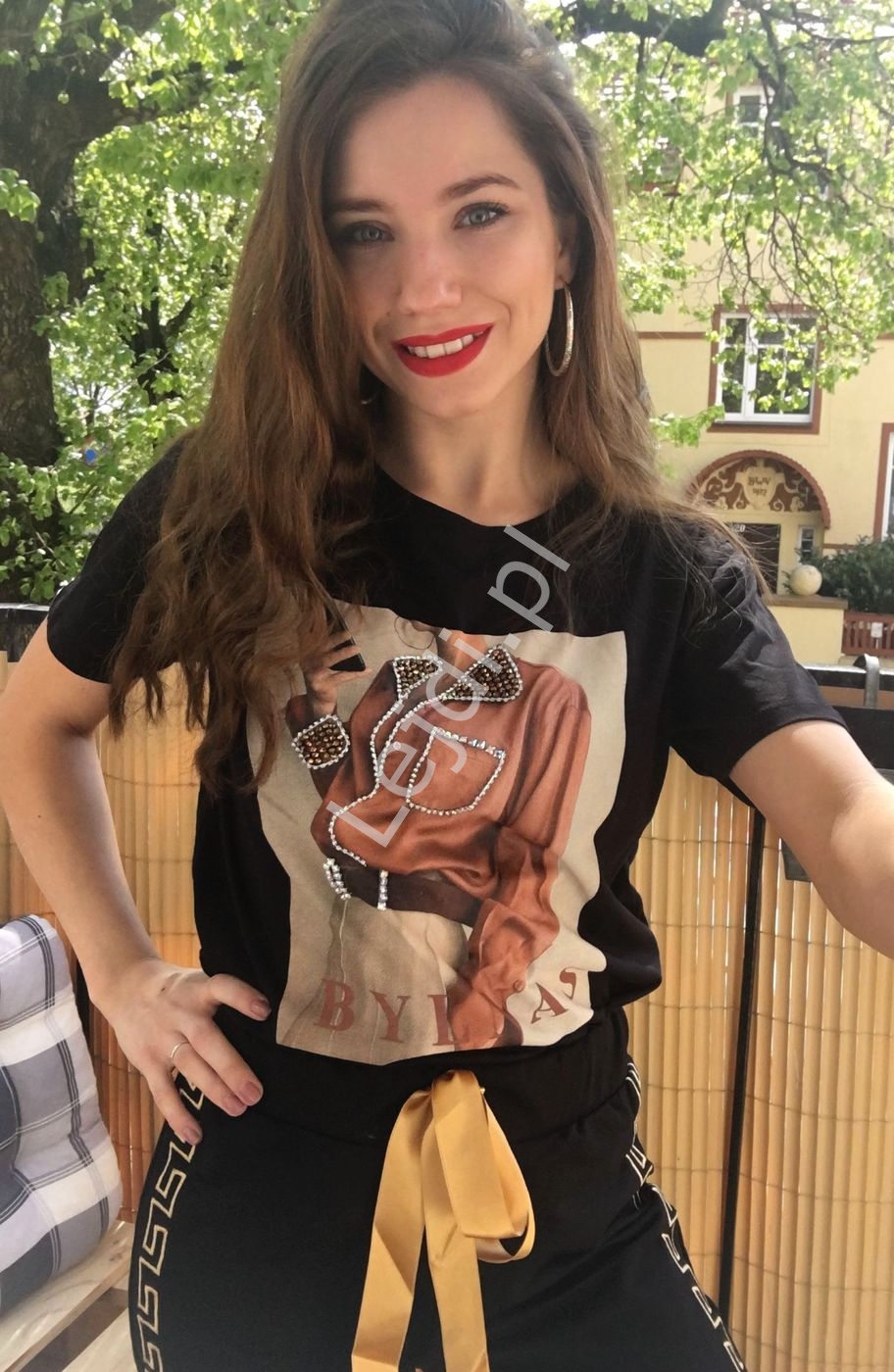 Czarna stylowa koszulka damska z cyrkoniowym zdobieniem