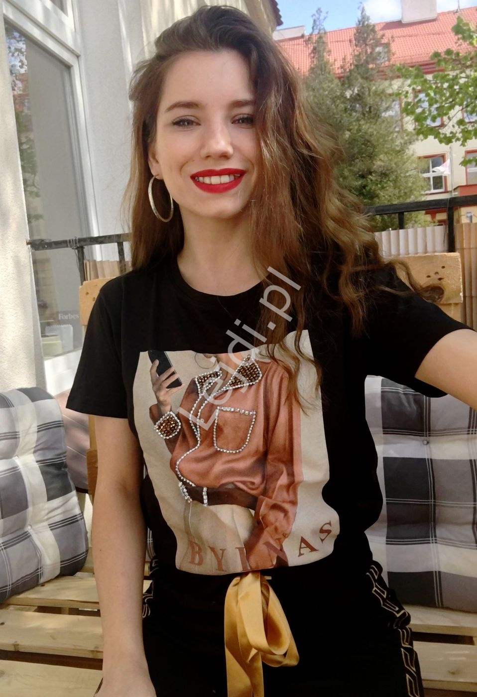 Czarna stylowa koszulka damska z cyrkoniowym zdobieniem