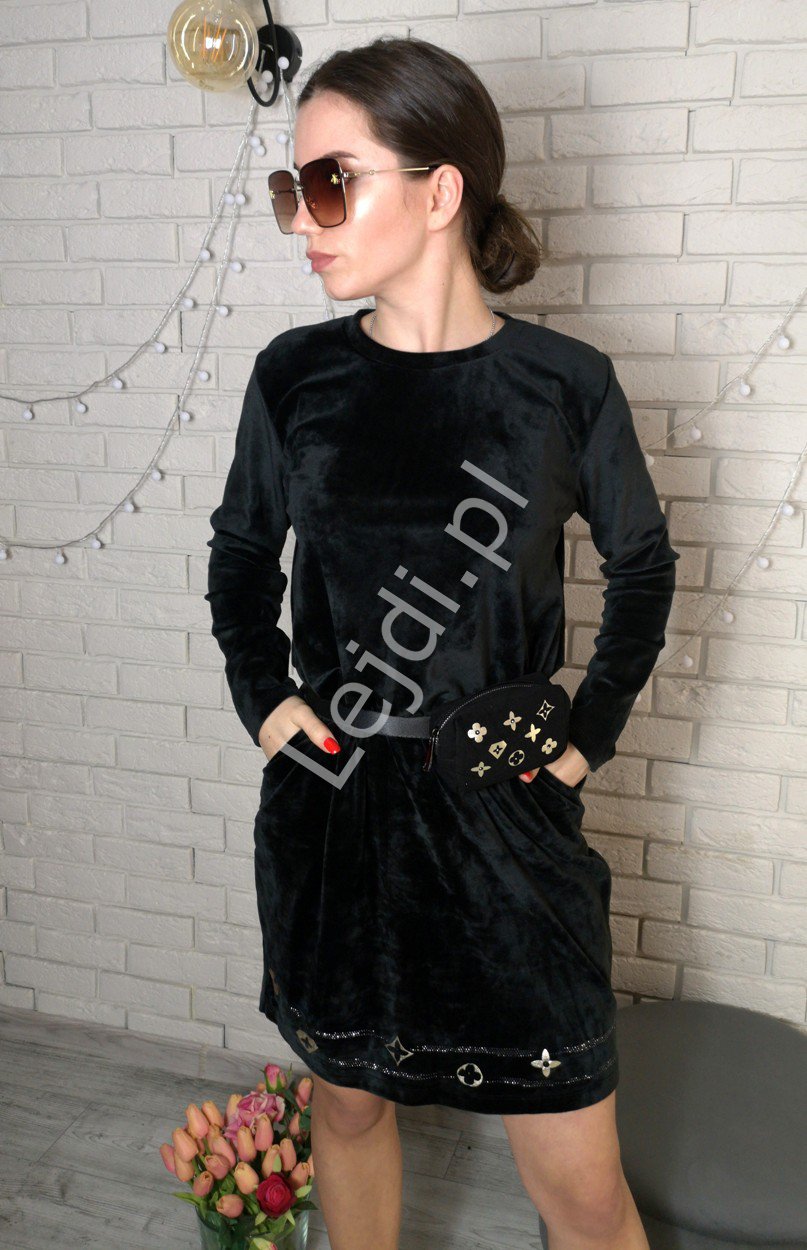 Czarna sukienka welurowa z wzorami ala LV + torebka 