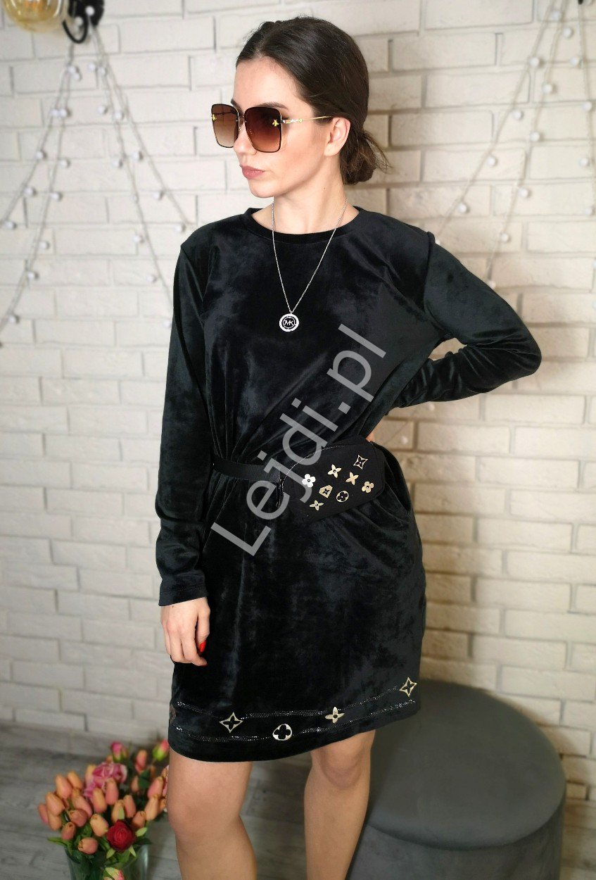 Czarna sukienka welurowa z wzorami ala LV + torebka 
