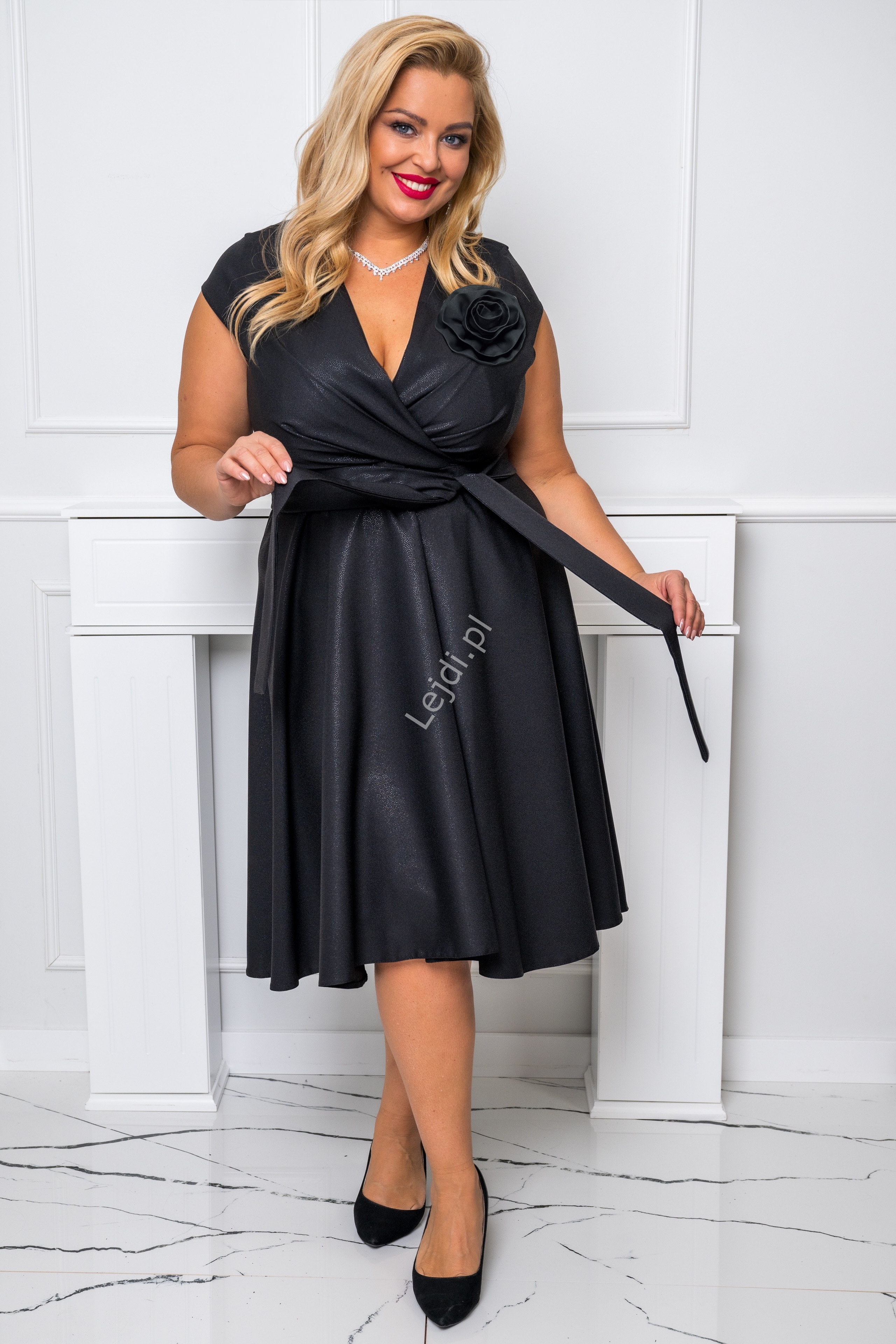 Czarna wizytowa sukienka z różą na ramieniu, błyszcząca sukienka NINA r.36 - r.50 PLUS SIZE