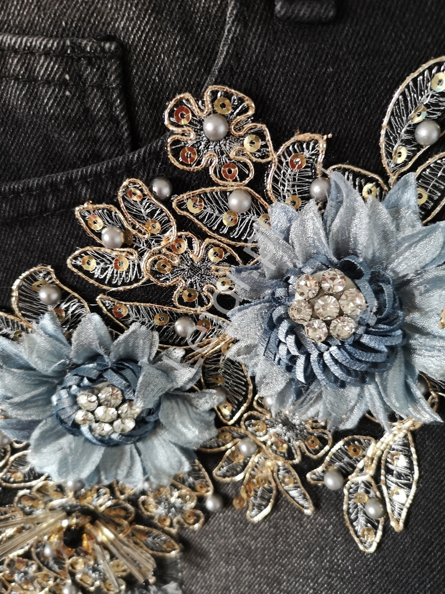 Czarne jeansowe spodenki zdobione kwiatami 3D i kryształkami  7105