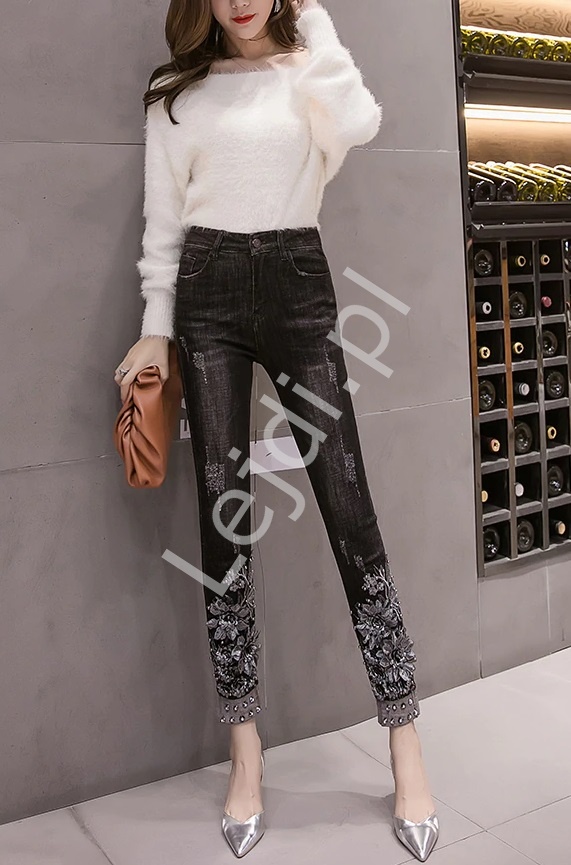 Czarne jeansy z kwiatami 3D na nogawkach - 088