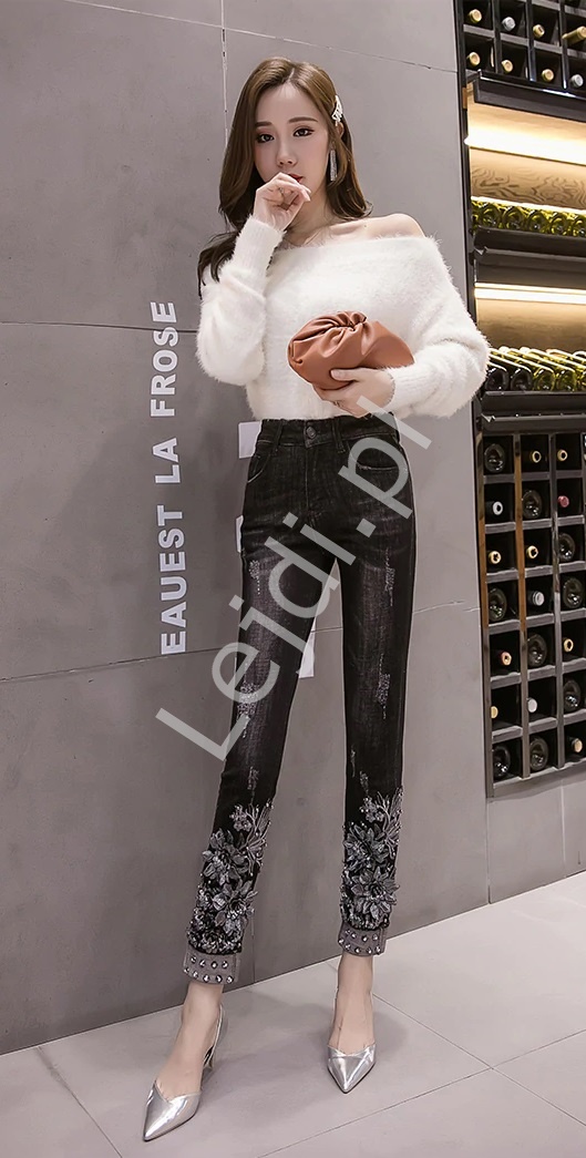 Czarne jeansy z kwiatami 3D na nogawkach - 088