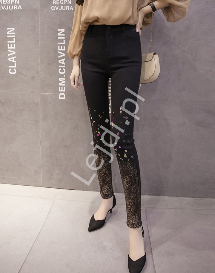 Czarne jeansy ze metalicznym panterkowym wzorem i metalicznymi przetarciami