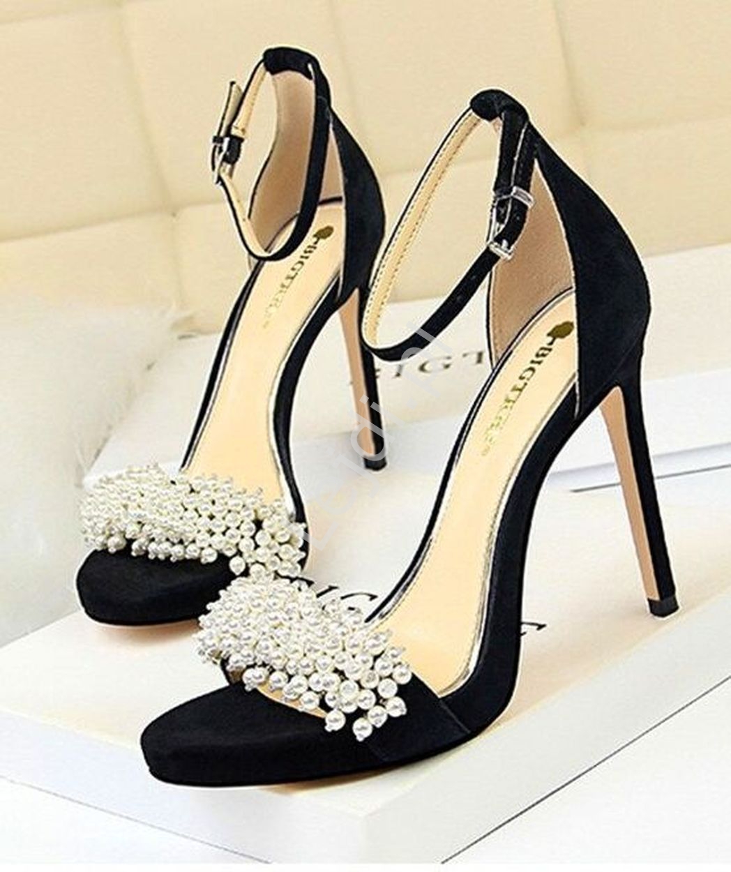 Czarne sandały z perłkami, wysokie szpilki z pięknym zdobieniem