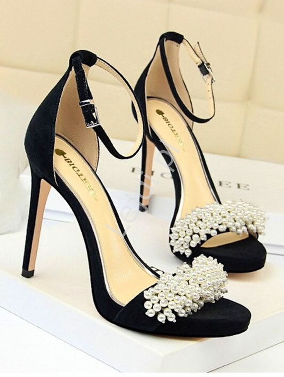 Czarne sandały z perłkami, wysokie szpilki z pięknym zdobieniem