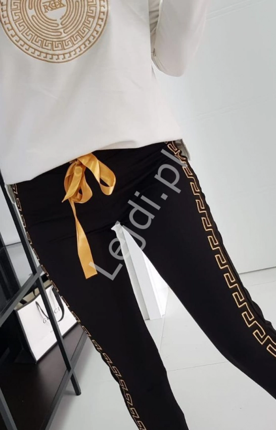 Czarne spodnie dresowe z złotą kokardką 