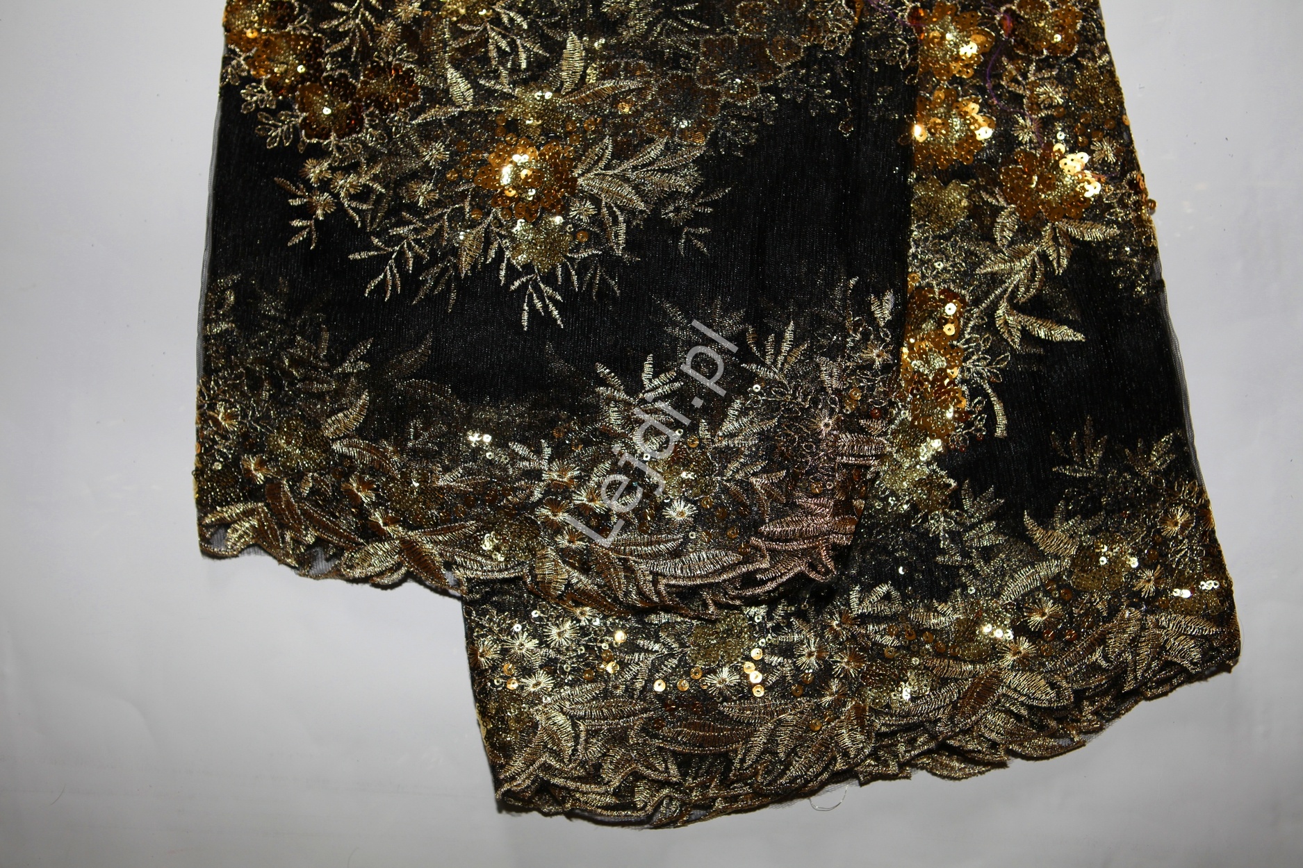 Czarno złota bogato zdobiona cekinami koronka, haft na tiulu 1,3m x 0,5m