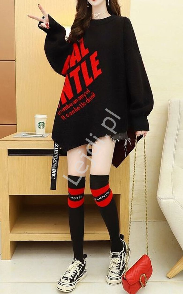 Czarny asymetryczny sweter damski z czerwonymi napisami