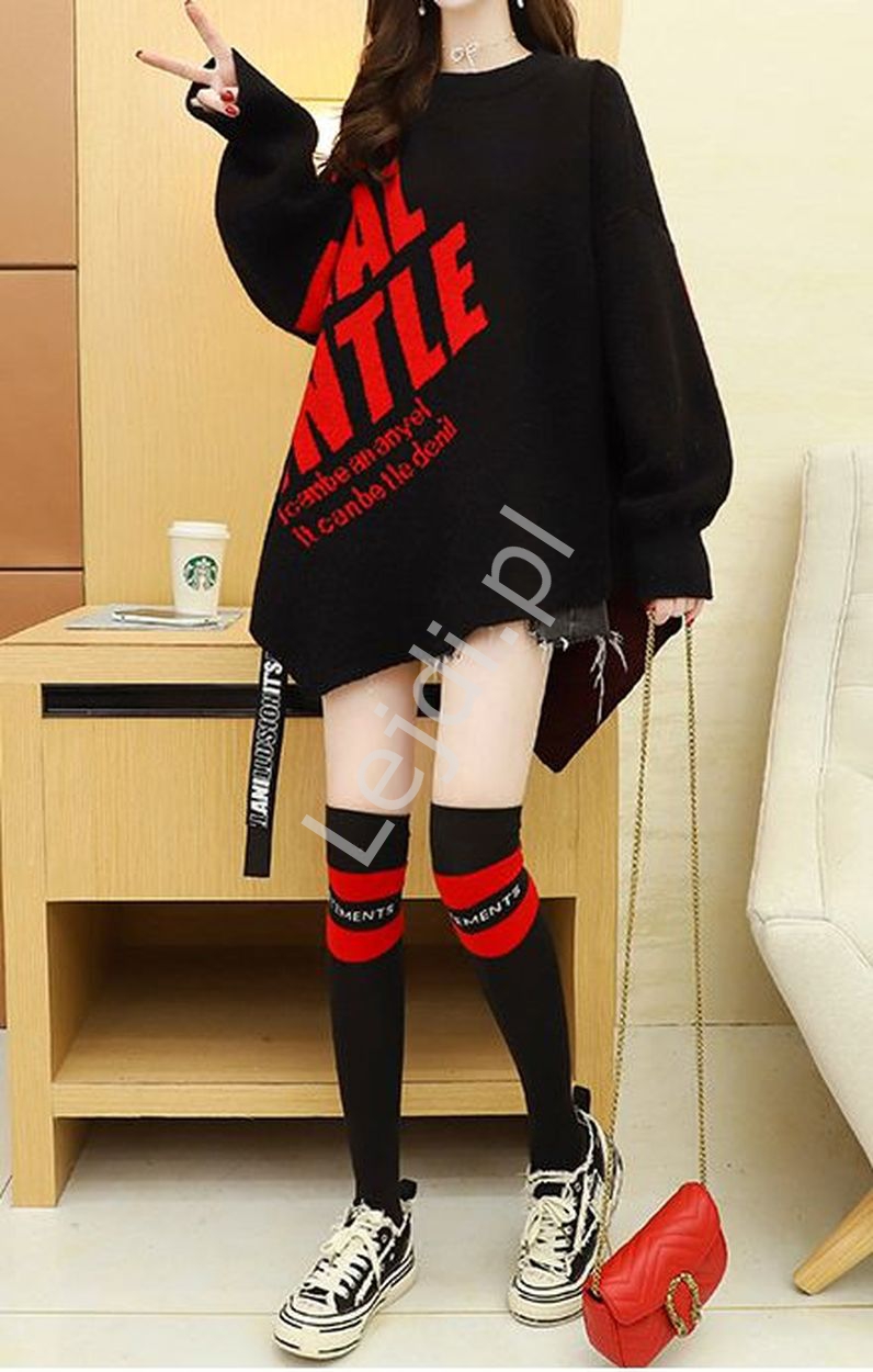 Czarny asymetryczny sweter damski z czerwonymi napisami