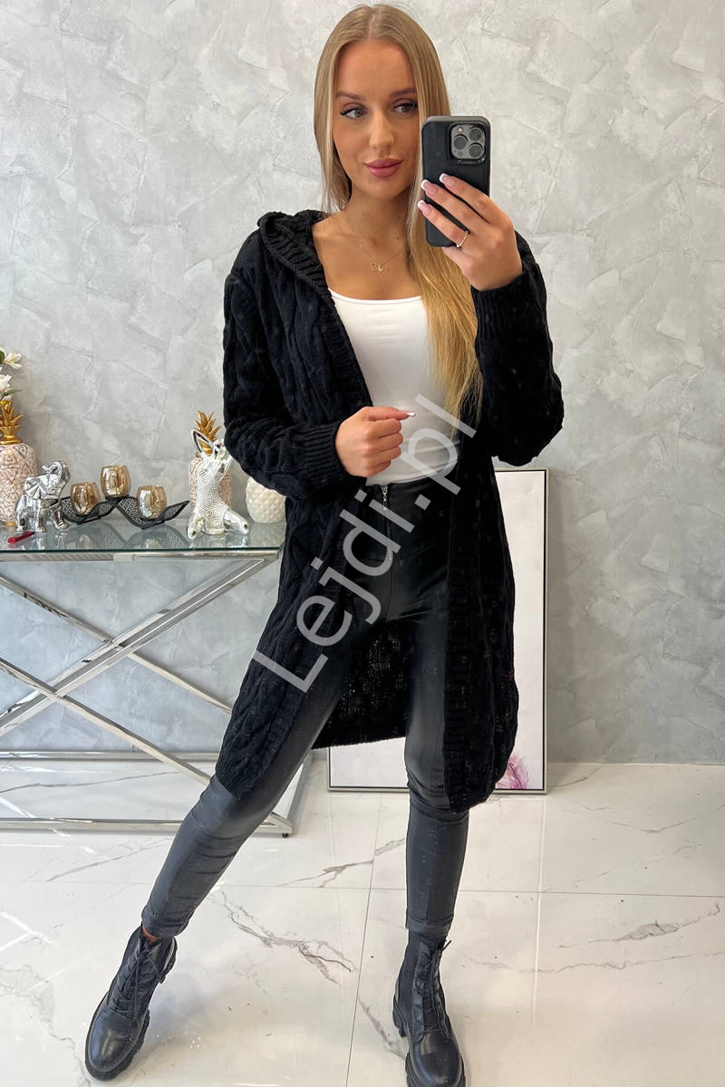 Czarny sweter damski z kapturem i kieszeniami