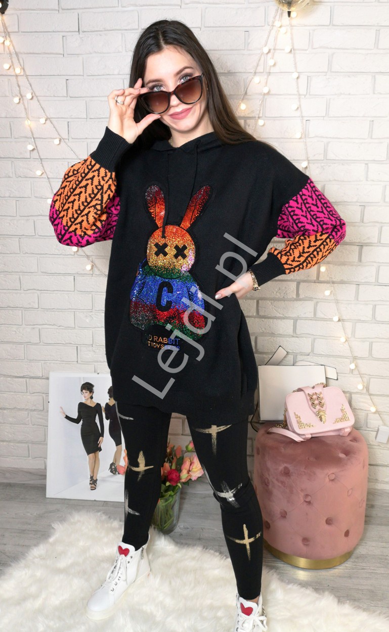 Czarny sweter z kapturem z królikiem z kryształkami, swetry zdobione