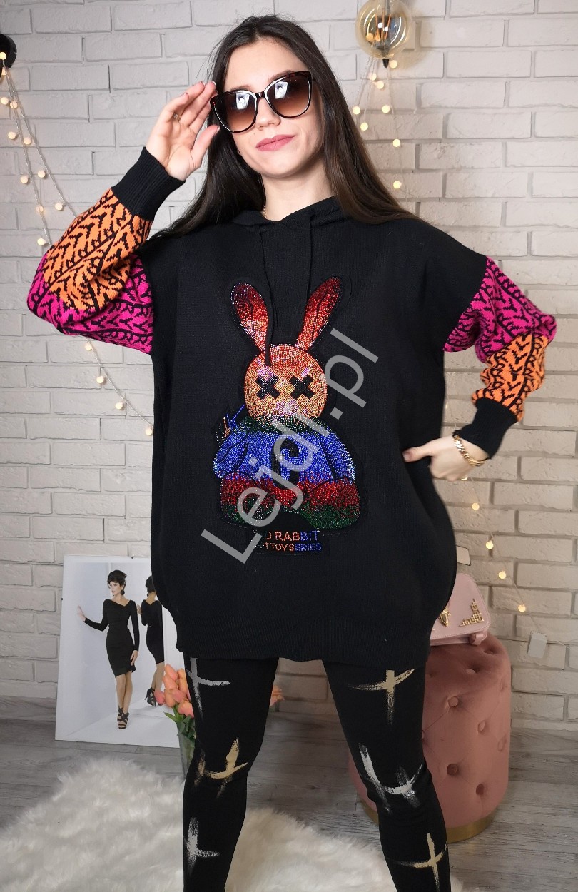 Czarny sweter z kapturem z królikiem z kryształkami, swetry zdobione