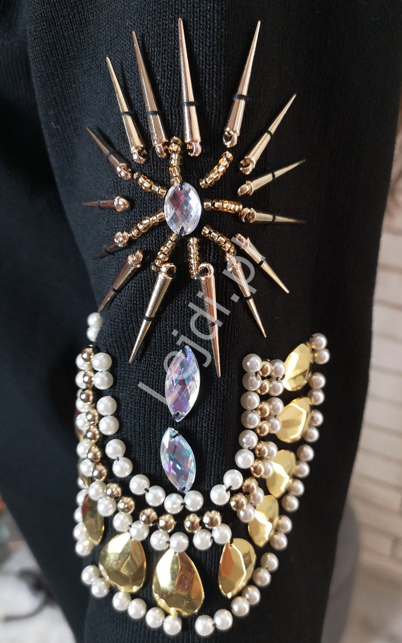 Czarny sweterkowy dres z perełkami i kryształkami