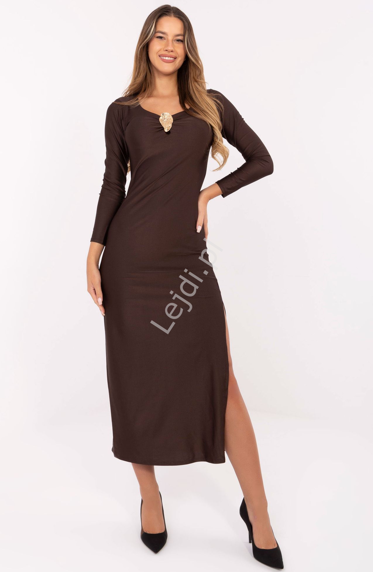 Czekoladowa wieczorowa sukienka z rozcięciem z broszką przy dekolcie 21619