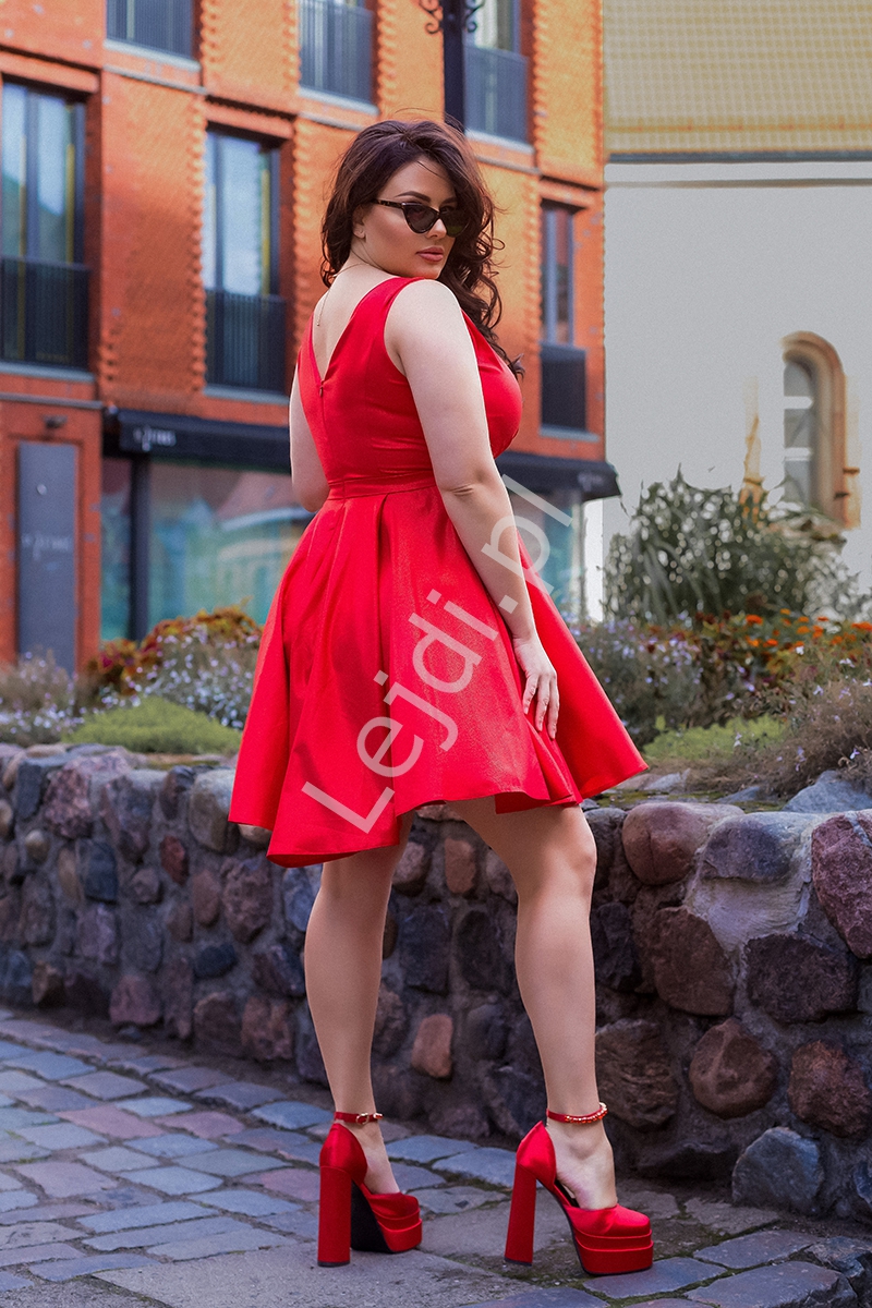 Czerwona błyszcząca sukienka plus size z rozkloszowaną spódnicą