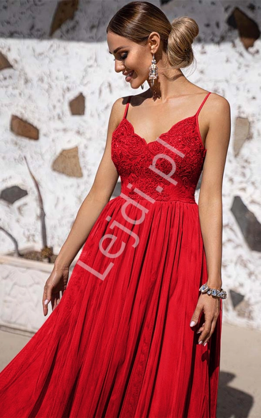 Czerwona długa sukienka tiulowa, Moli 