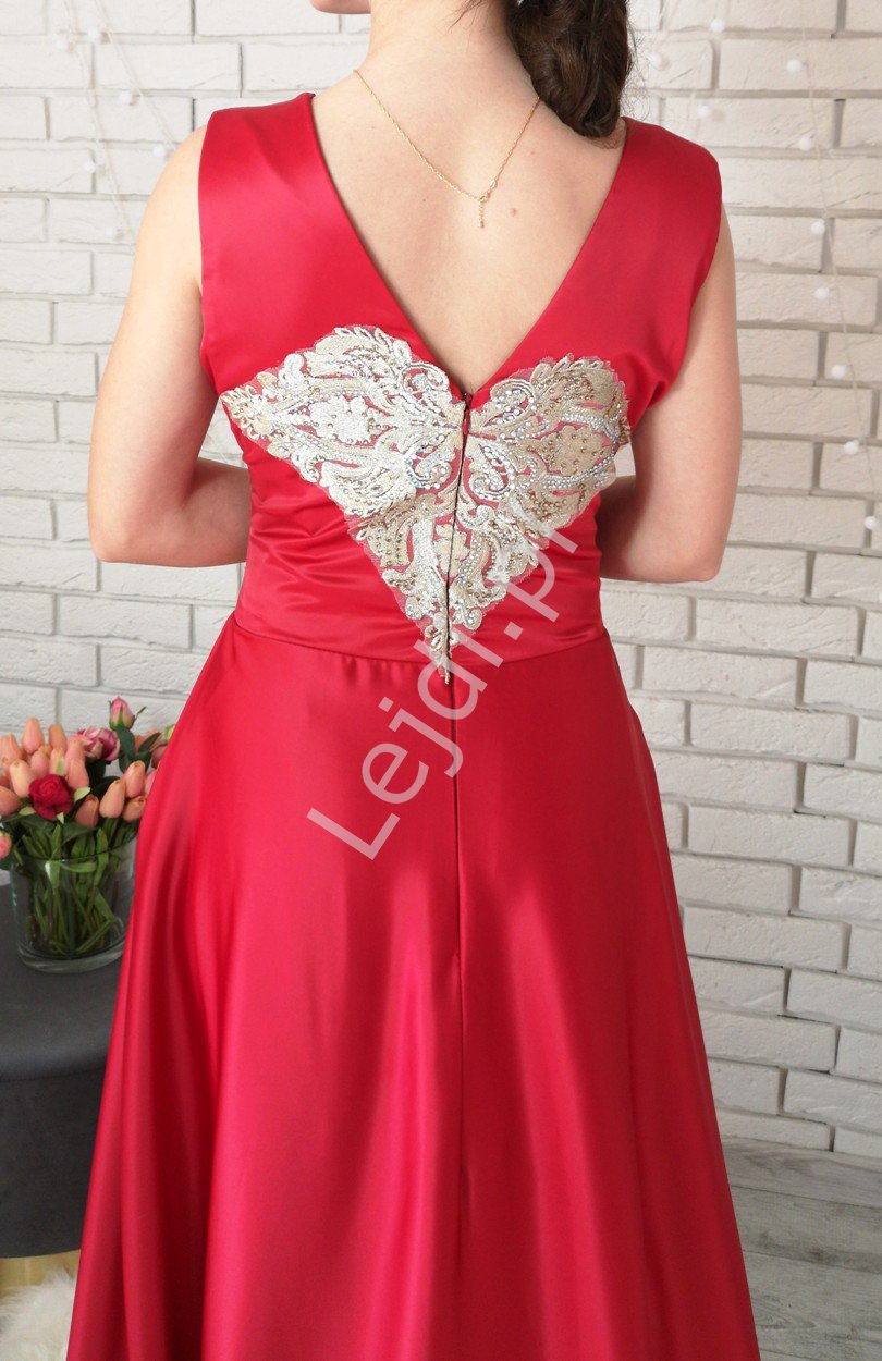 Czerwona elegancka suknia satynowa zdobiona złotą aplikacją i kryształkami