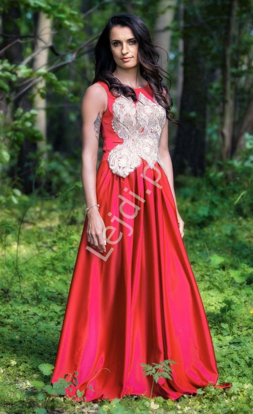Czerwona elegancka suknia satynowa zdobiona złotą aplikacją i kryształkami