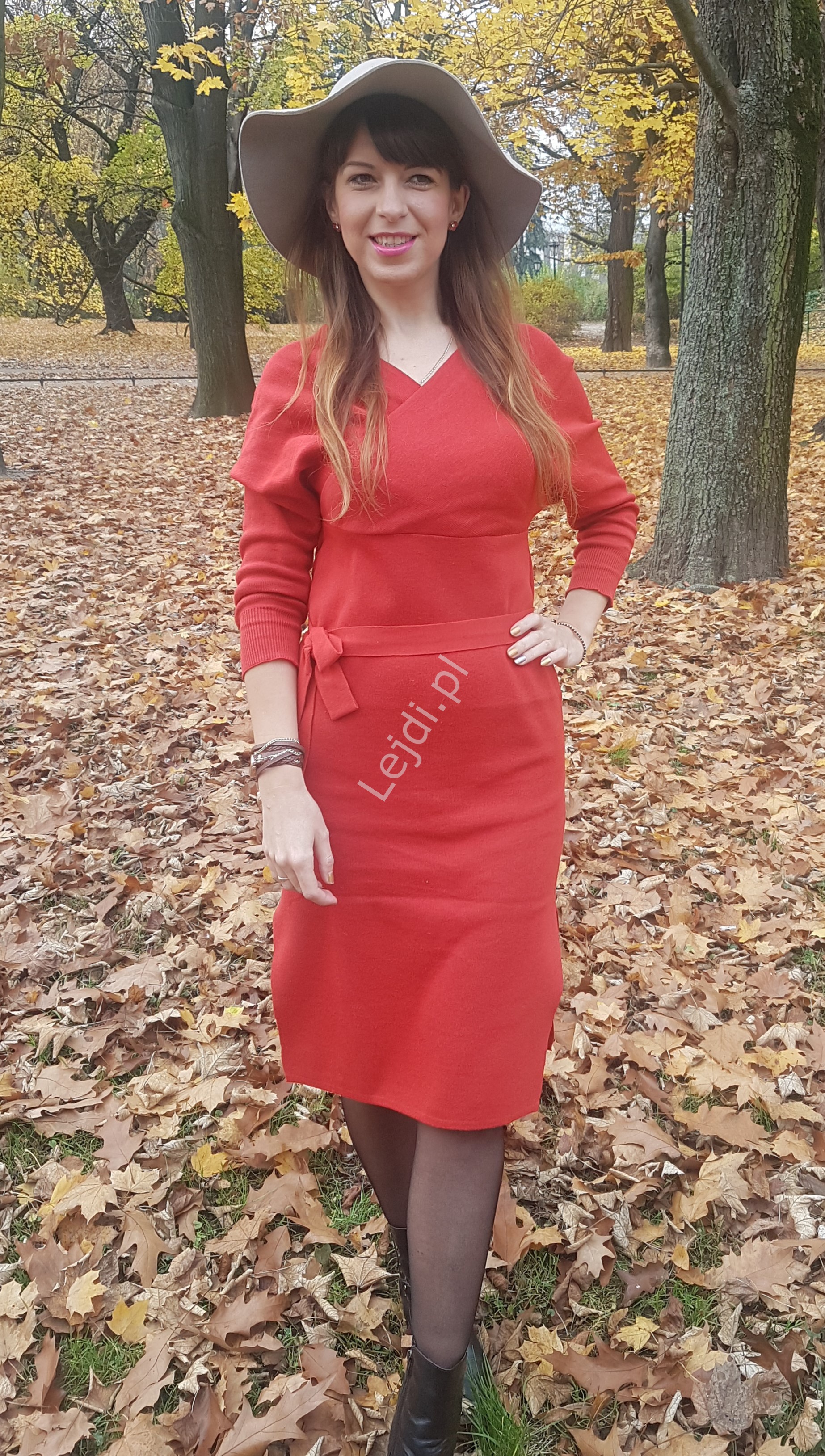 Czerwona sukienka dzianinowa z kopertowym dekoltem