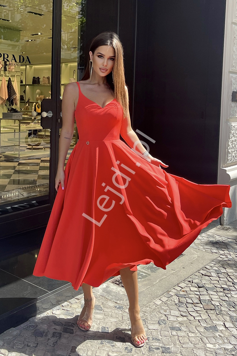 Czerwona sukienka midi z rozkloszowaną spódnicą