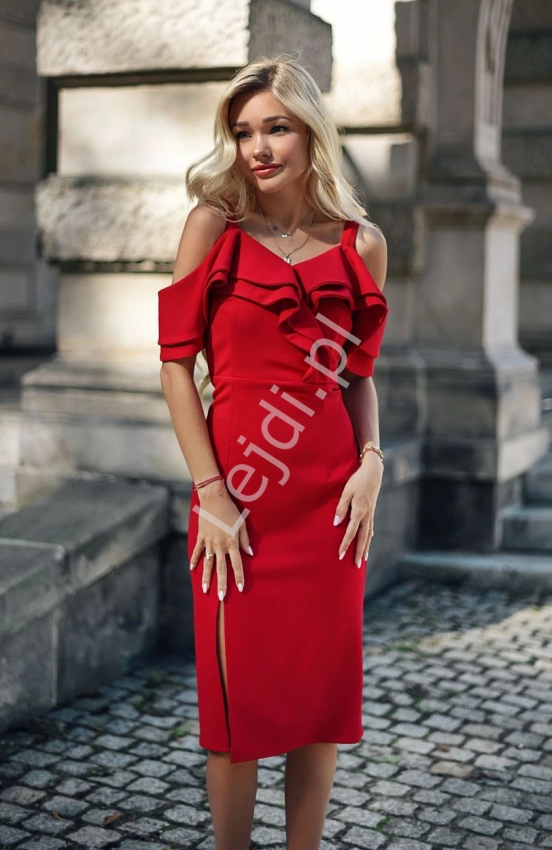 Czerwona sukienka o dopasowanym kroju z odsłoniętymi ramionami KM339