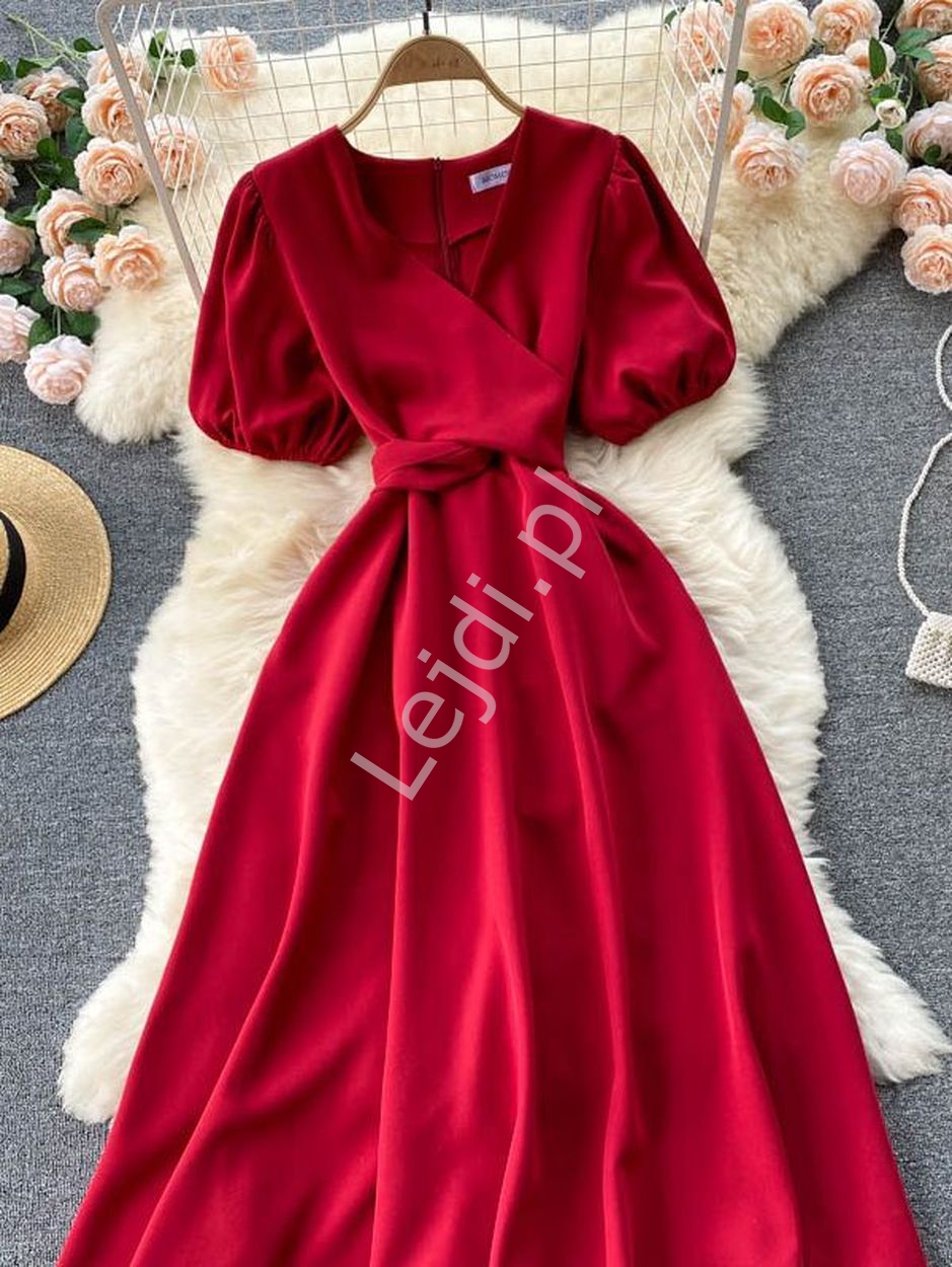 Czerwona sukienka rozkloszowana z kopertowym dekoltem 