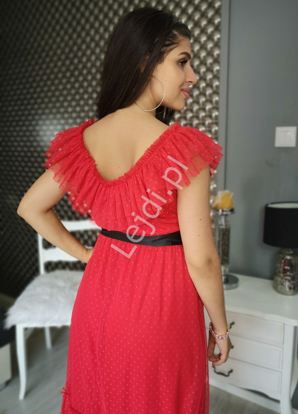 Czerwona sukienka tiulowa w kropki, Tiana