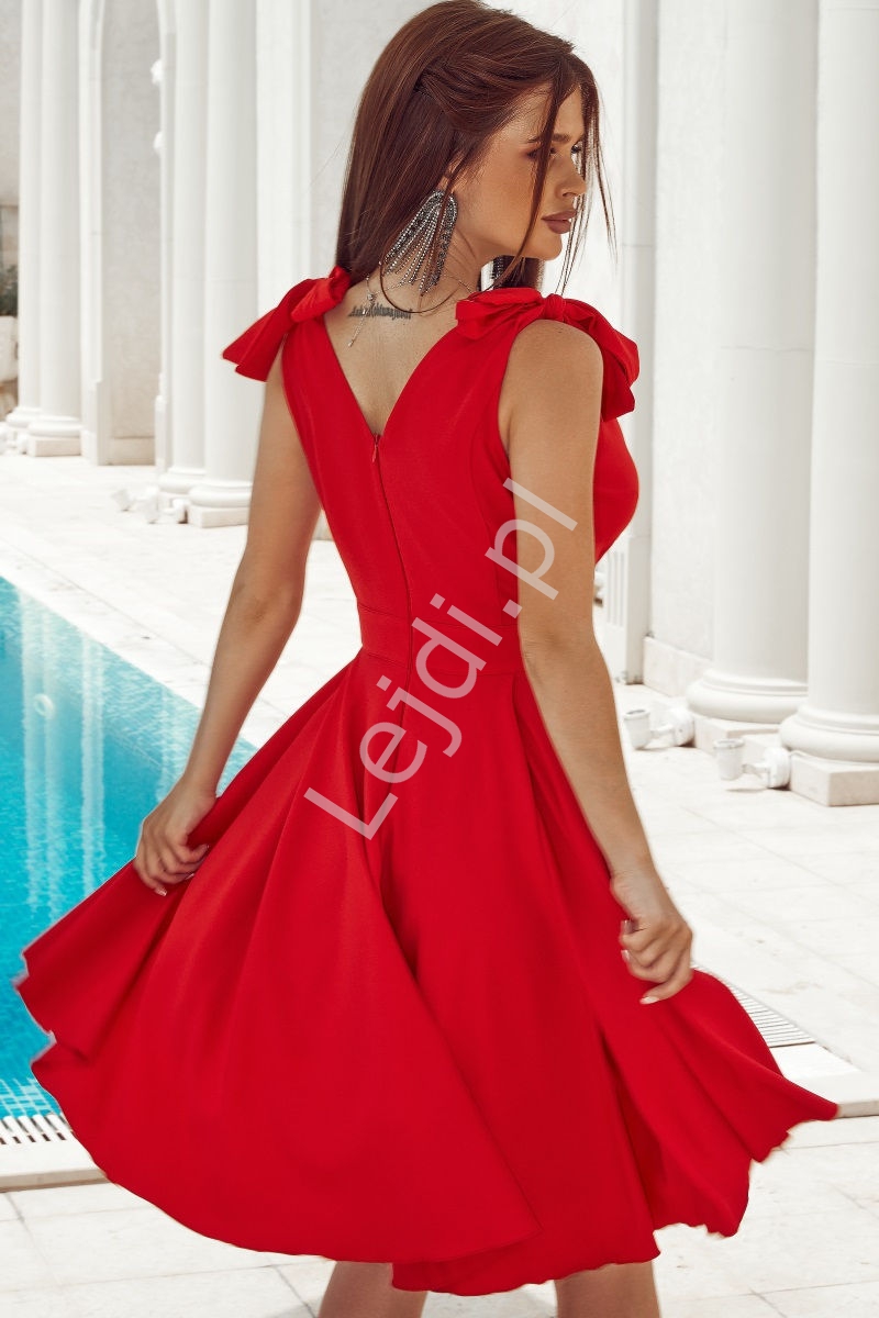 Czerwona sukienka wieczorowa z kokardkami na ramionach