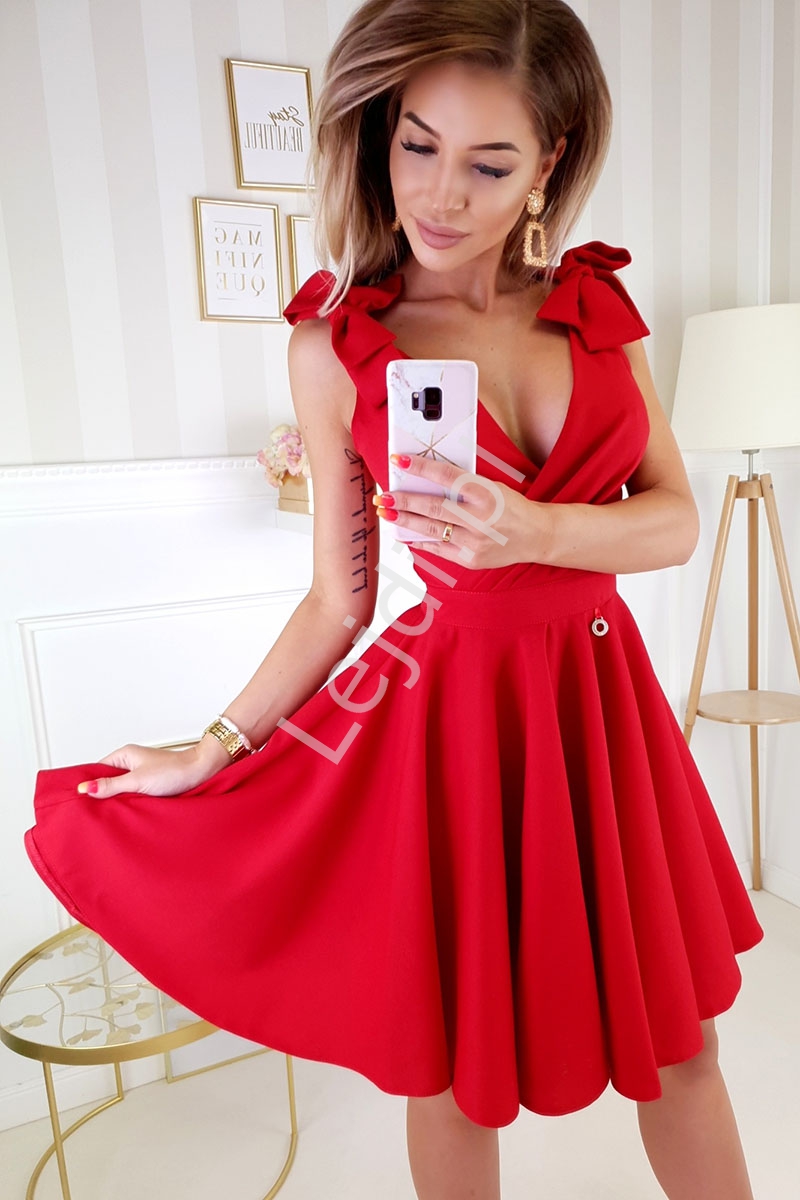 Czerwona sukienka wieczorowa z kokardkami na ramionach