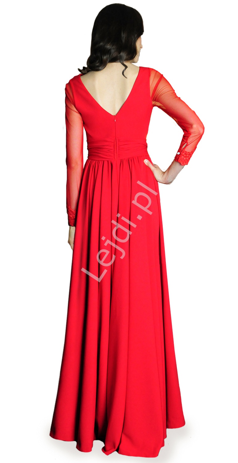 Czerwona sukienka z rozcięciem na nodze i długim rękawem