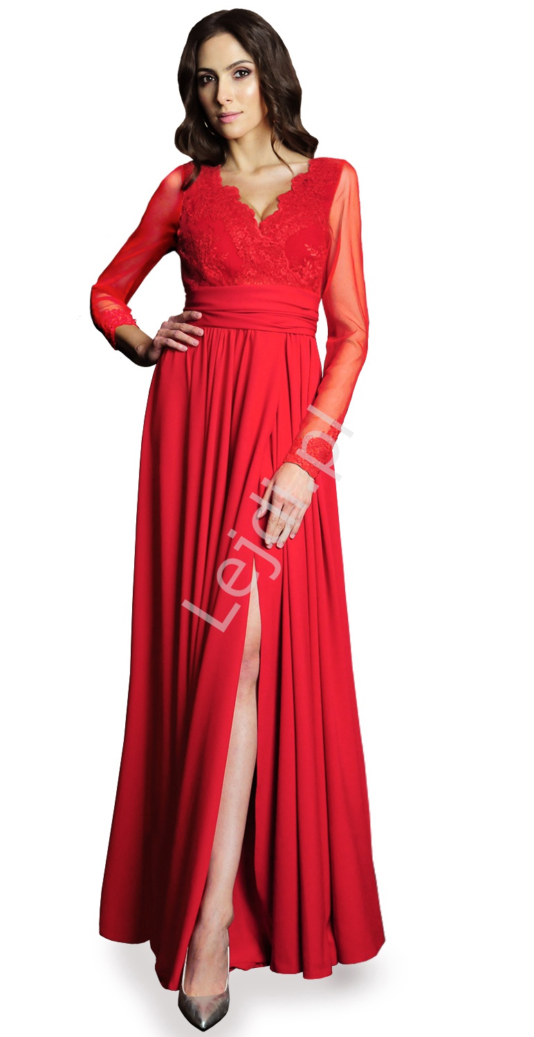 Czerwona sukienka z rozcięciem na nodze i długim rękawem