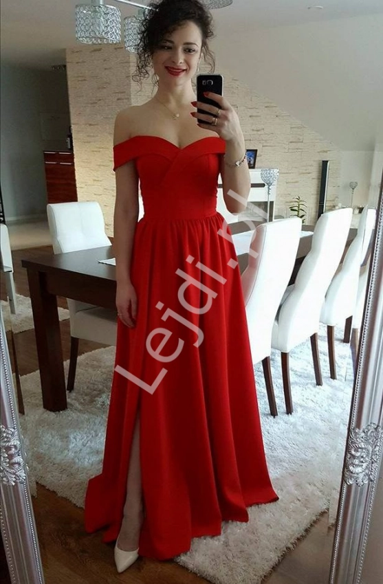 Czerwona wieczorowa suknia z dekoltem carmen