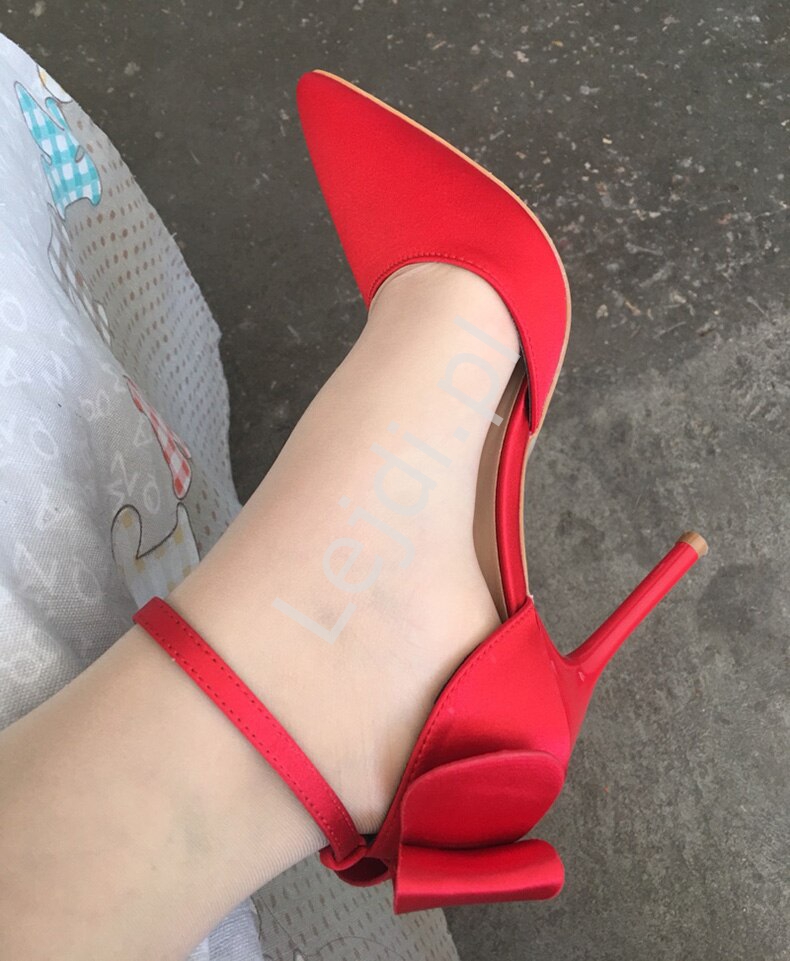 czerwony but