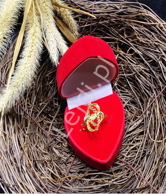 Czerwone serce na pierścionek zaręczynowy, pudełko prezentowe