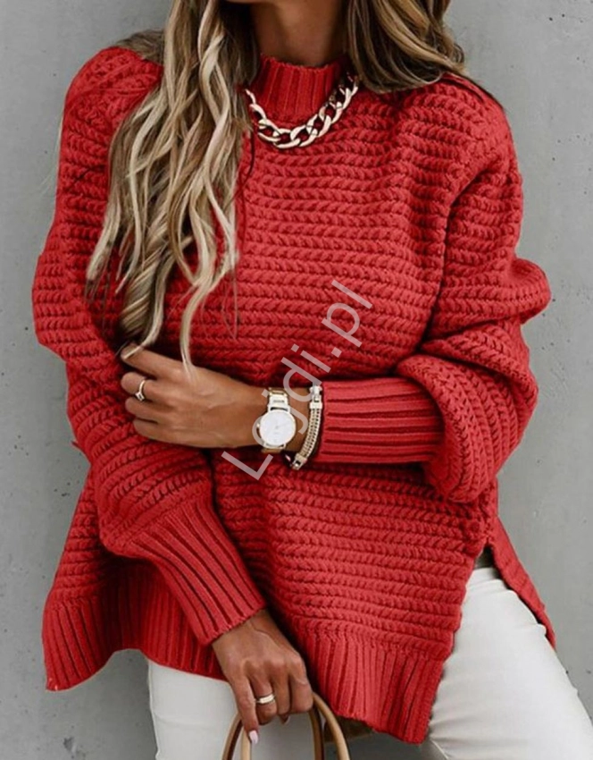 Czerwony sweter z półgolfem na jesień i zimę