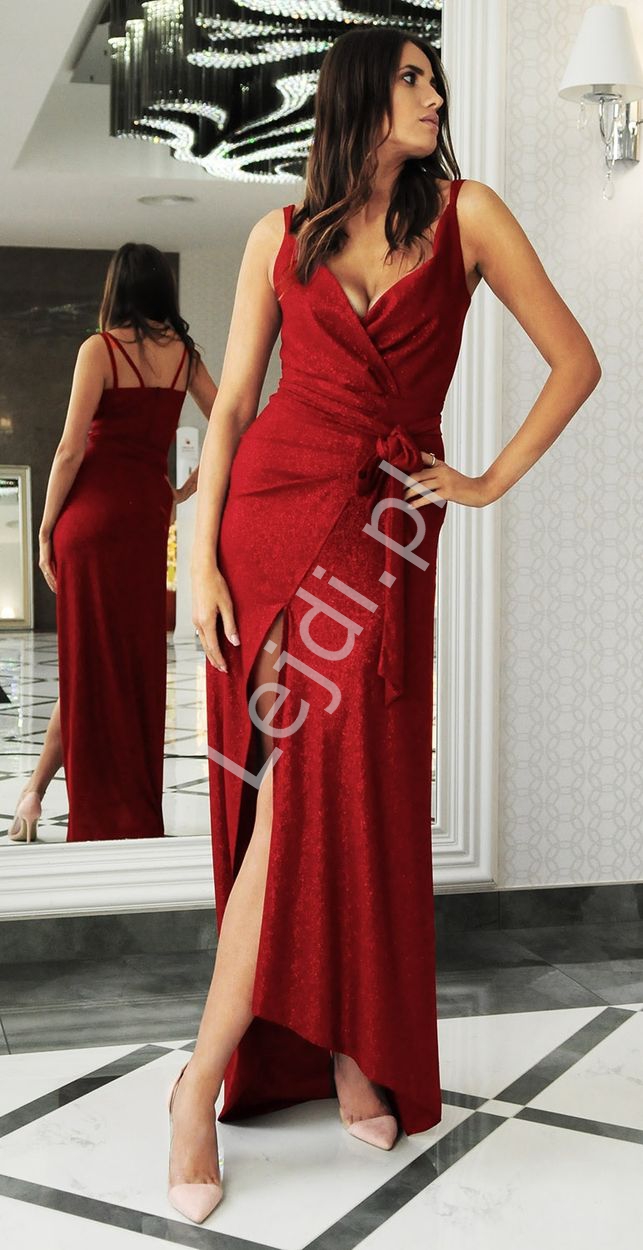 Długa czerwona suknia wieczorowa z połyskującego materiału