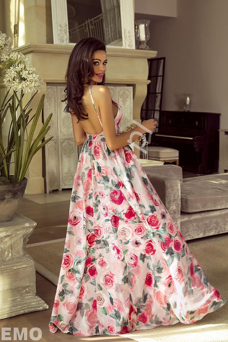 Długa suknia z odkrytymi plecami, jasnoróżowe róże  - MEGI EMO