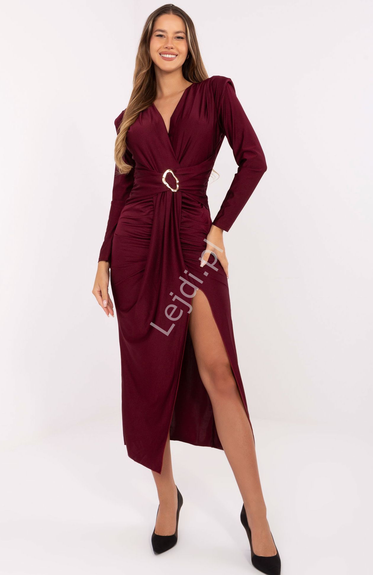 Długa wiskozowa suknia z broszką Every Dance Move przy dekolcie bordowa 21625