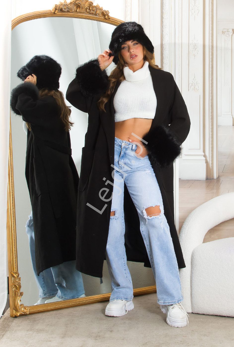 Długi czarny płaszcz damski z futerkiem na rękawach