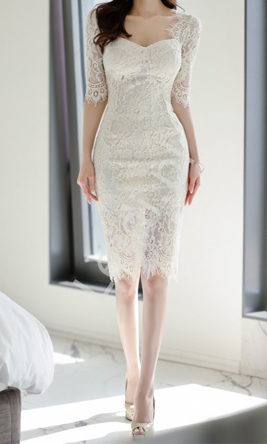 Dopasowana sukienka koronkowa w kremowo białym kolorze
