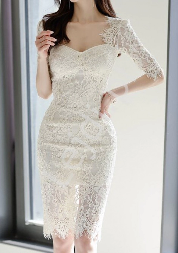 Dopasowana sukienka koronkowa w kremowo białym kolorze